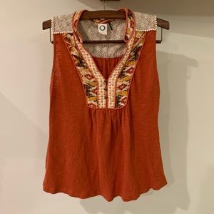 Anthro Akemi + Kin tank, sz L Embroidered Evie